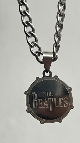 Dije The Beatles - Version 3 (batería) + Cadena En Acero Plateado 55 / 60 Cm