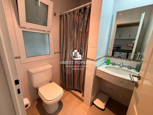 Casa En Venta Los Jazmines De 3 Dormitorios Y Dependencia. Pilar Del Este.