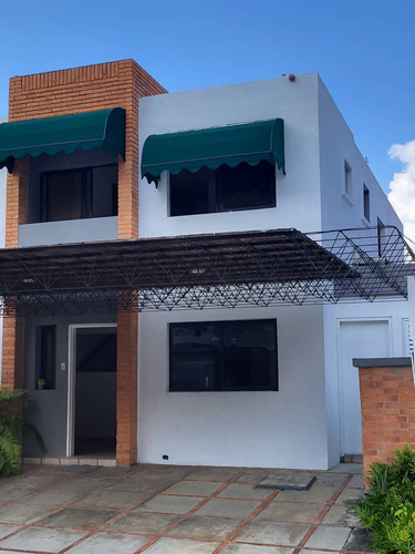 Sky Group, Vende  Casa En Villas Prado Alto, Trigal Norte. Jose R Armas. Plc-1040