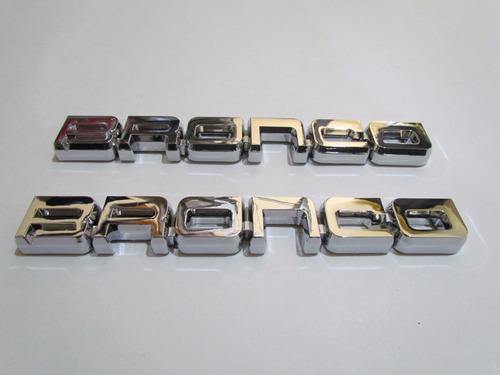 Imagen 1 de 10 de Par Emblemas Ford Bronco Accesorio Emblema