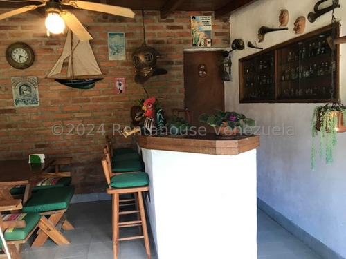 Hermosa Casa De Una Planta Con Grandes Espacios Y Bella Terraza En Santa Paula. Mls # 25-13494 Lp