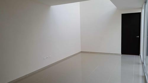 Casa Misión San Joaquín, Atrás De Plaza Constituyentes, 3 Recámaras, Recámara Con Baño En Planta Baja Y Recámara Principal Con Vestidor
