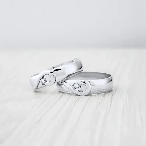 Anillos de matrimonio con corazones sales