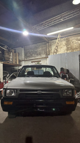 Toyota Hilux Cabina Simple Gasóleos Totalmente Restaurada