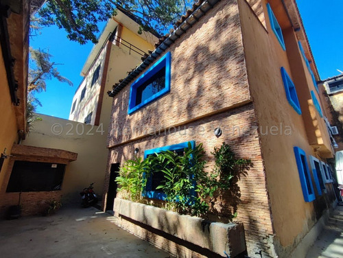 Los Chaguaramos !! Hermosa E Impecable Casa Acondicionada Para Uso De Oficina Y Comercial, 780 M2 Terreno, 828 M2 Const., 8 Oficinas, 5 Baños, 10 Pe, A/a, Sistemas De Seguridad. Excelente Ubicación !!