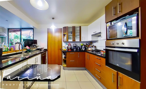 Casa En Venta De 4 Dorm. En Peñalolén