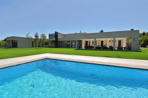 Casa En Venta De 5 Dorm. En Colina