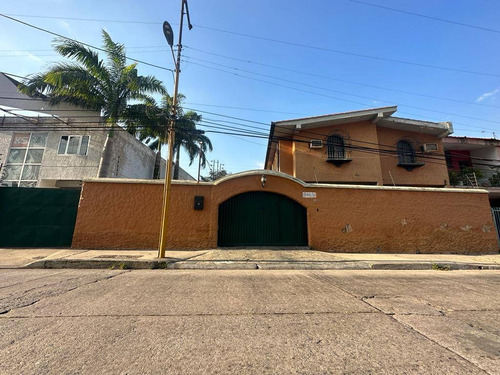Tibisay Rojas Vende Dos Casas Y Un Terreno En Avenida Bolivar Norte   Cod.204702