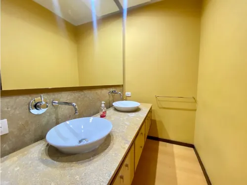 Chico Reservado, Apto Duplex Con Excelentes Acabados