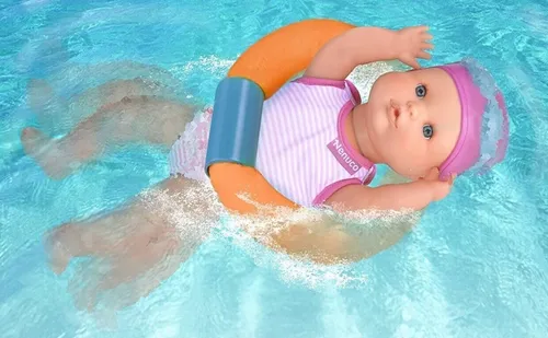 Bebote que nada en el agua sale