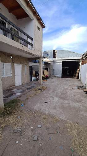 Imagen 3 de 8 de Galpón En Venta Más 2 Departamentos - Con Escritura