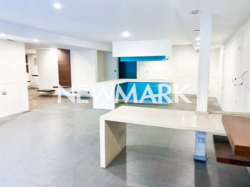 Amplia Propiedad Comercial En Arriendo