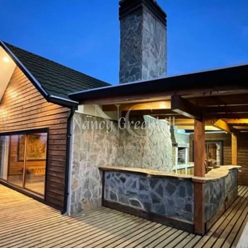 Rebajada Casa Con Inmejorable Vista Y Piscina (108944)