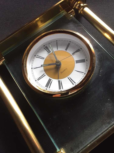 Bello Reloj Dorado Con Alarma En Números Romanos Para Mesa.