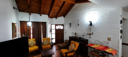Alquiler Casa En Mendoza 3 Habitaciones, Cochera, Jardin