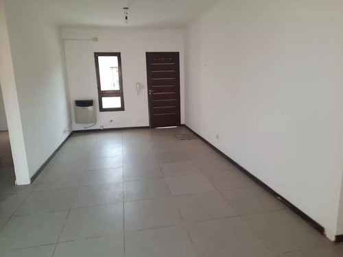 Casa En Venta - 2 Dormitorios 1 Baño - Cochera - 110mts2 - Chivilcoy