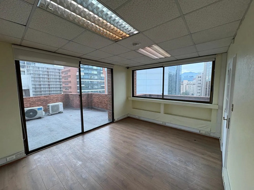 Oficina Con Terraza Y Vistas Despejadas En Nueva Apoquindo