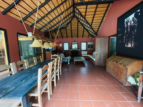 Gran Casa Con Piscina Y Barbacoa En La Barra, El Tesoro, Maldonado, Uruguay