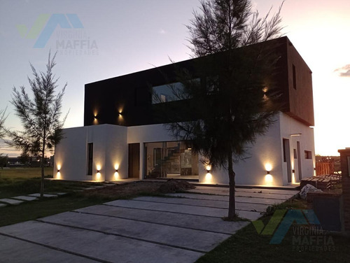 Casa Con Pileta Al Rio En Naudir Etapa 2 - Orientacion Norde