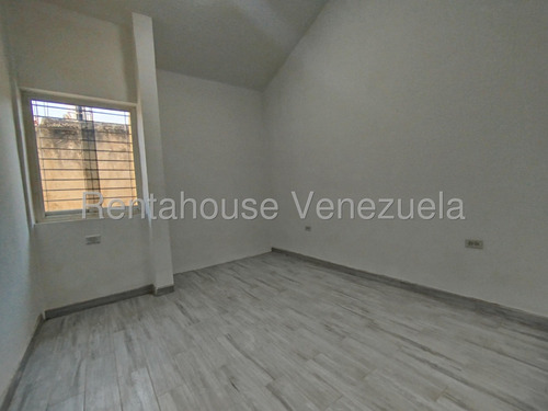 Townhouse En Alquiler Urb. Valle Jardín, Maracay 25-13740 Ki