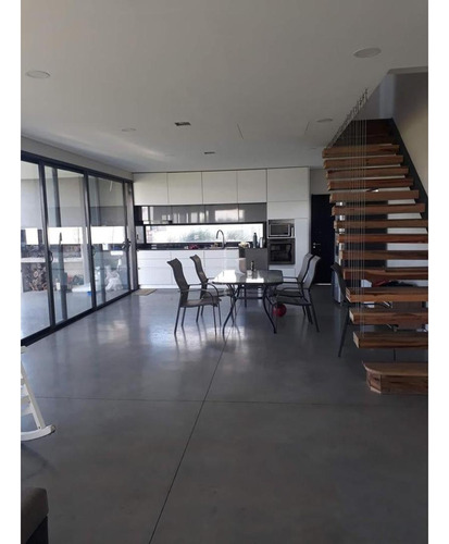 Casa En Venta En Canning San Lucas 5 Ambientes A La Laguna