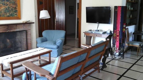 Se Vende Casa En La Cumbre Barrio Golf, De Estilo Con Vistas