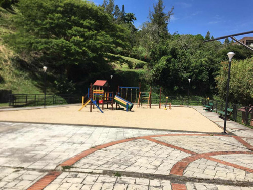 Vendo Amplio Townhouse En La Tahona, Municipio Baruta Xy23