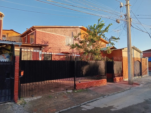 Casa Dos Pisos Con Excelente Ubicación *se Acepta Subsidio