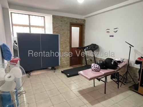Cómoda Y Acogedora Casa De Múltiples Niveles En Venta Ubicada En La Trinidad 25-17807