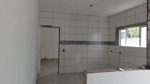 Casa 2 Dormitórios Em Bairro Residencial, Próximo A Comércios, Escolas, Transportes E Muito Mais!