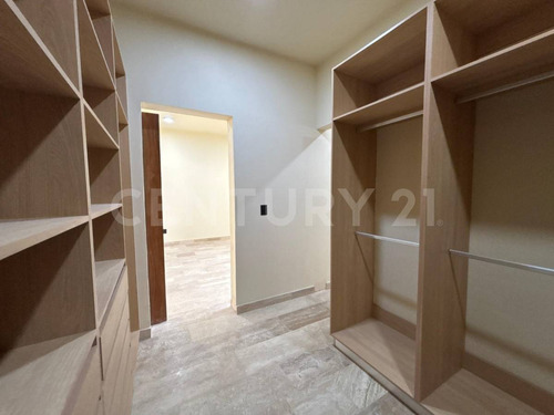 Residencia De Lujo En Vía Cumbres Con Amplios Espacios Y Exclusividad