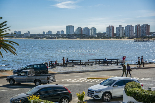 Departamento De 4 Dormitorios En Venta, Con Vista Al Mar En Zona Puerto. Amarras Del Sol