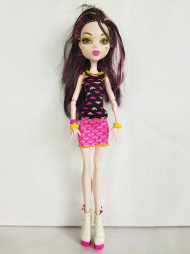 Monster High Draculaura 2008 Falda Rosa Blusa Negra Tacones