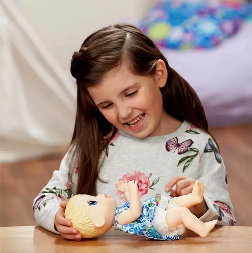 Boneca Bebê Loira Baby Alive Menina Faz Xixi - Acompanha Acessórios Mamadeira E Fraldinha - Hasbro Brinquedos