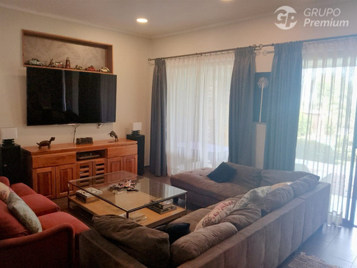 Casa En Venta De 5 Dorm. En La Florida