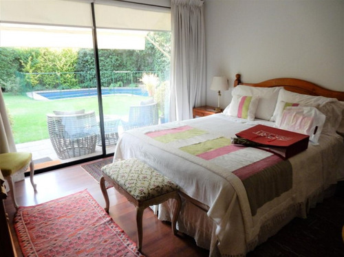 Excelente Casa En Lo Barnechea, Frente A Portal Dehesa