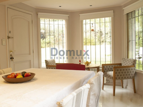 Destacada Propiedad En Barrio Melipal 250m2
