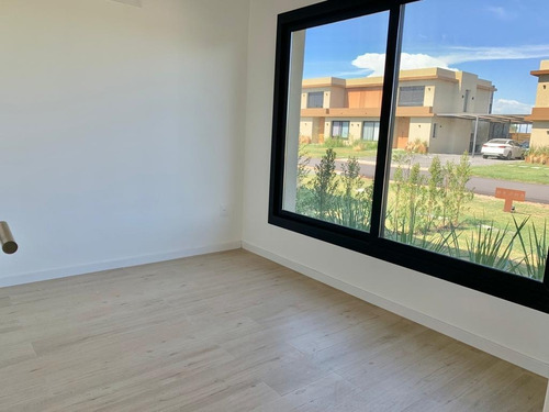 Imagen 10 de 16 de Casa A Estrenar En Barrio Privado. 3 Dorm + Escritorio. Fondo Con Vista Al Lago, Piscina Y Parrillero