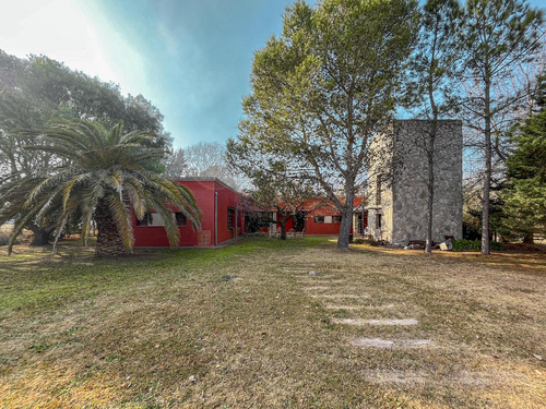 Casa De 3 Dormitorios Con 492 M2 Y Lote De 2.860 M2 En Los Raigales Roldan