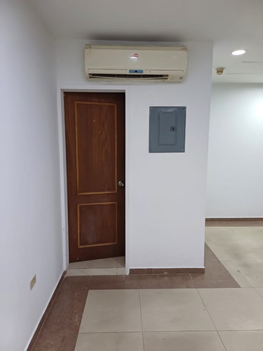 Local En Alquiler De 32m2 Con Baño , Camino Real, Barcelona