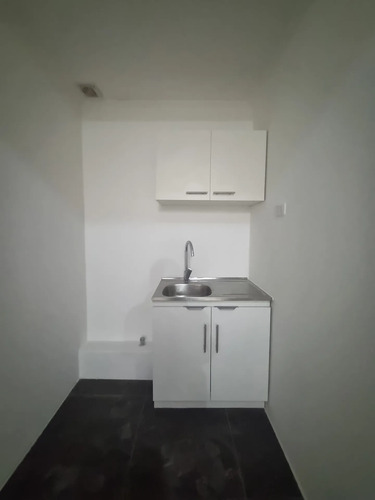 Edificio De 3 Pisos Con Locales Comerciales En Arriendo.
