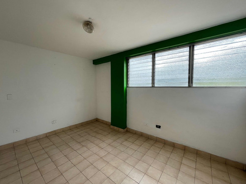 En Venta Edificio Comercial Ubicado En Los Teques Casco Central Calle Vargas. Cf
