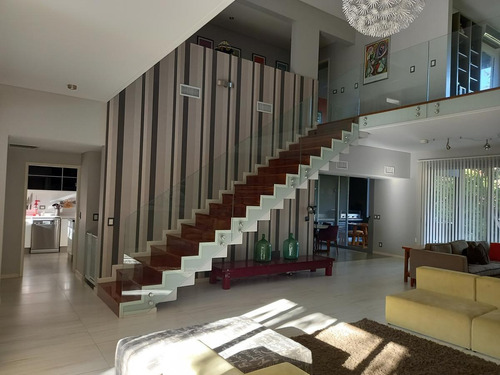 Sensacional Casa Moderna, Super Luminosa Y Con Ambientes Amplios.