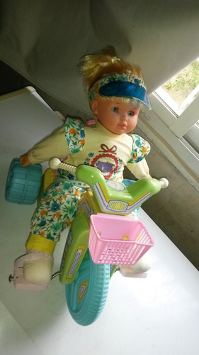 Imagen 3 de 4 de Muñeca De Tela Con Triciclo De Bateria