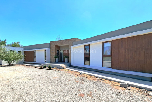 Casa Moderna De Un Piso Con Amplios Espacios En Arriendo