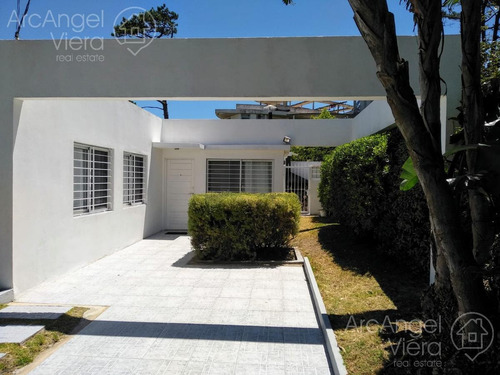 Casa A Dos Cuadras Del Mar En Punta Del Este - Playa Mansa .
