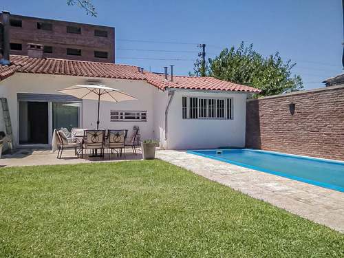Venta Casa 5 Ambientes En Castelar Sur Con Pileta
