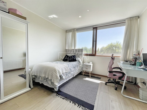 Casa En Venta De 7 Dorm. Mas Servicios En Chicureo Poniente