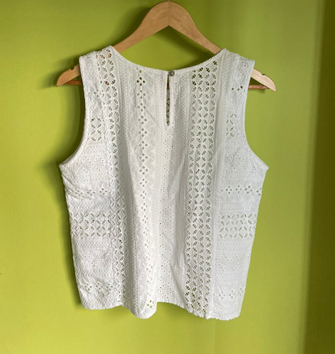 Blusa Musculosa Blanca Con Boton Atras Encaje Talle M