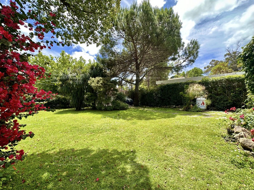 Casa De Cinco Dormitorios En Pinares, Punta Del Este.